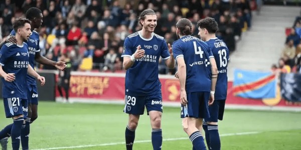 巴黎FC主场迎战昂热，法甲中游球队上演攻防博弈