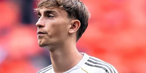 同样是西甲豪门，巴萨穿中文球衣入场庆祝新年，皇马虚假道歉引球迷不满